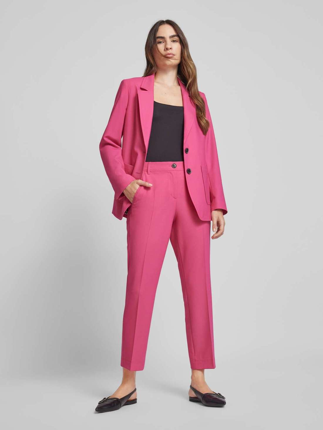 Костюмные брюки узкого кроя с заглаженными складками