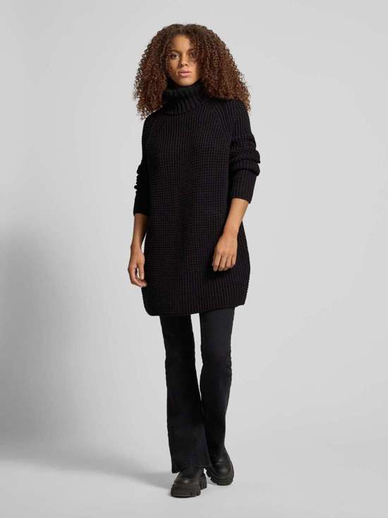 Трикотажное платье с водолазкой