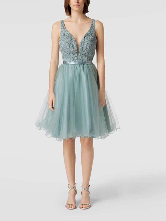 Коктейльное платье с кокеткой на талии