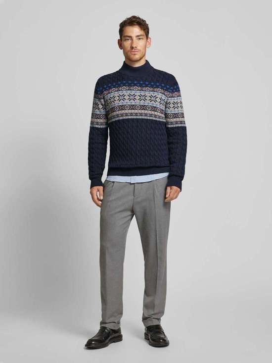 Вязаный свитер с высоким воротником