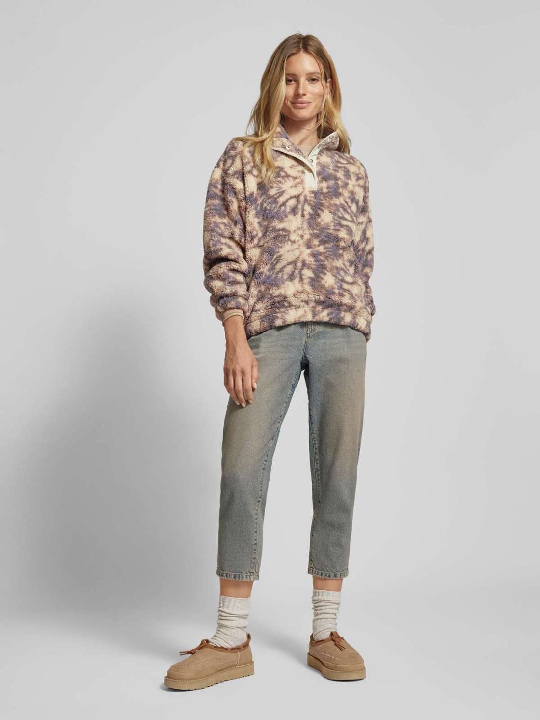 Толстовка с воротником стойкой