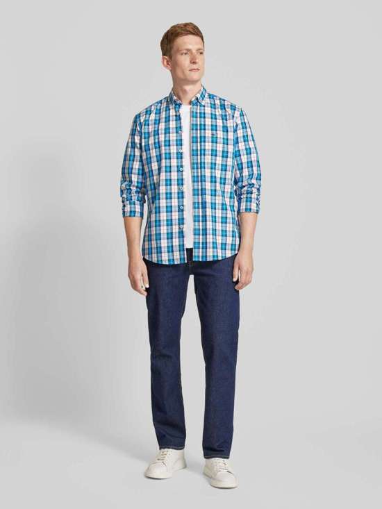 Повседневная рубашка стандартного кроя с воротником на пуговицах