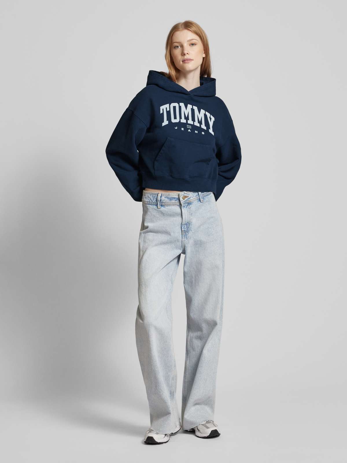 Укороченное худи с принтом-лейблом VARSITY