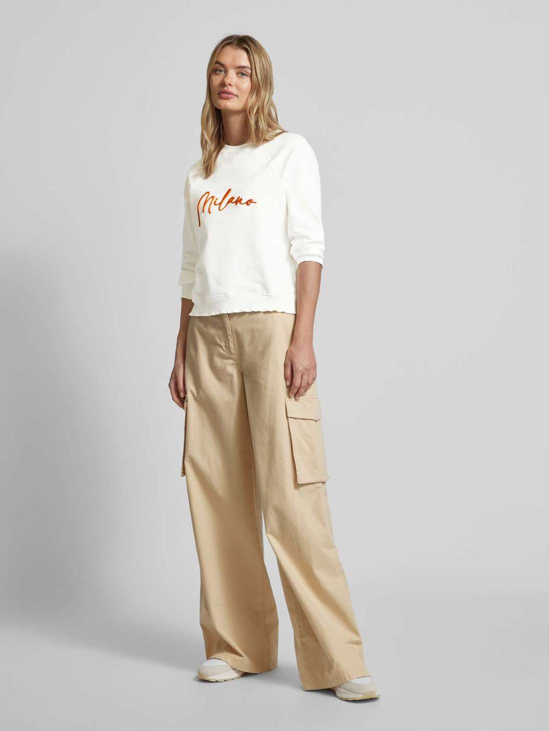 Толстовка с эффектной надписью