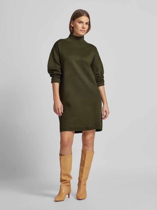 Трикотажное платье с водолазкой