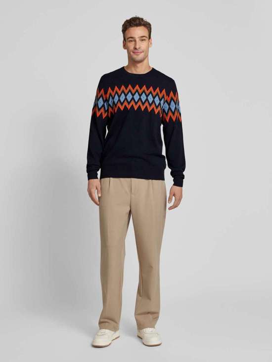 Вязаный свитер с круглым вырезом