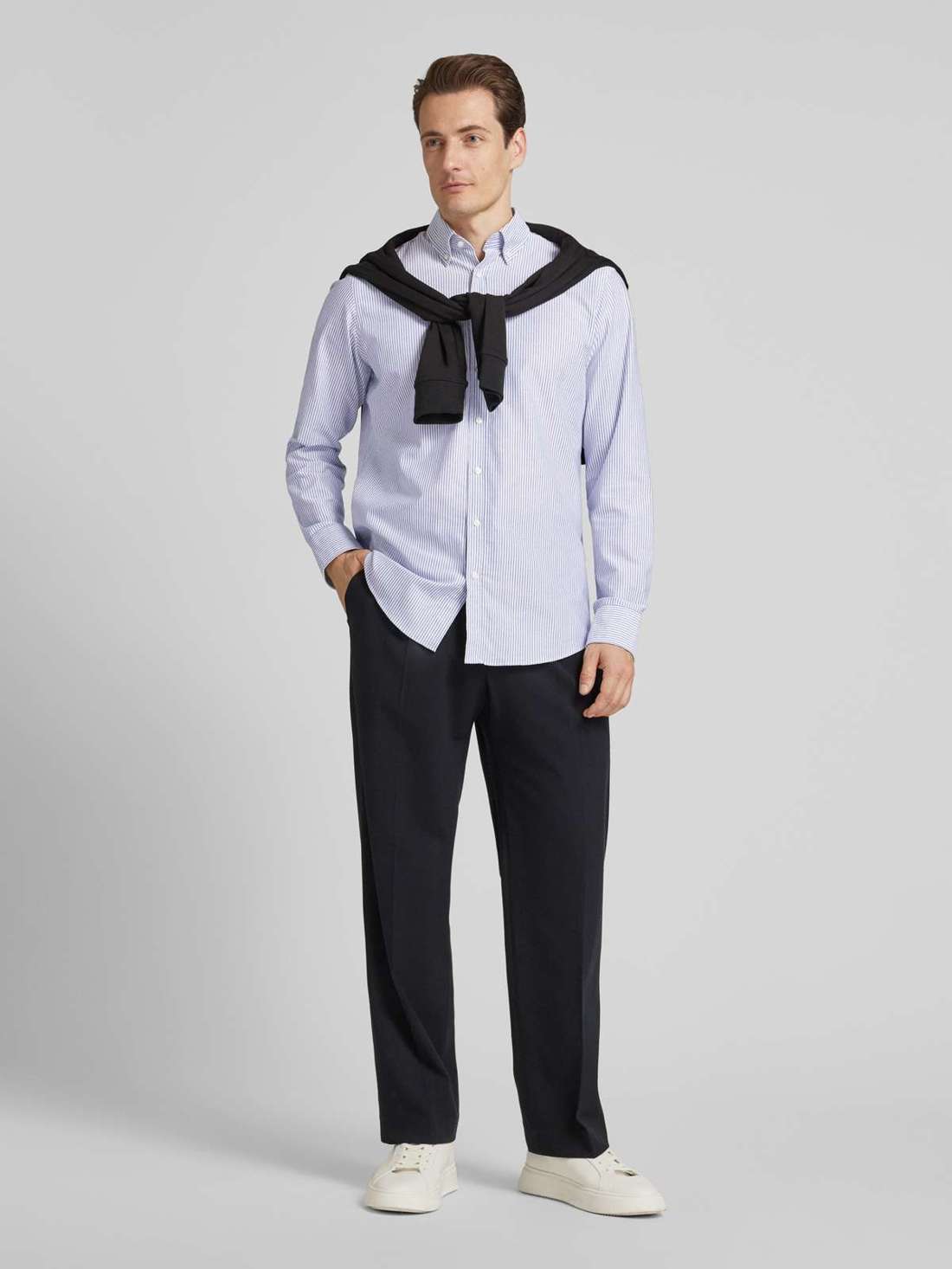 Деловая рубашка классического кроя с воротником на пуговицах