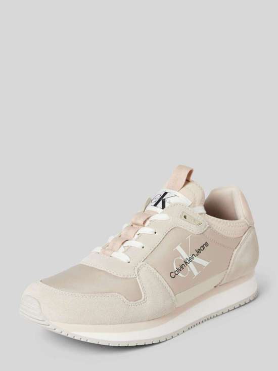 Кожаные кроссовки с надписью на этикетке