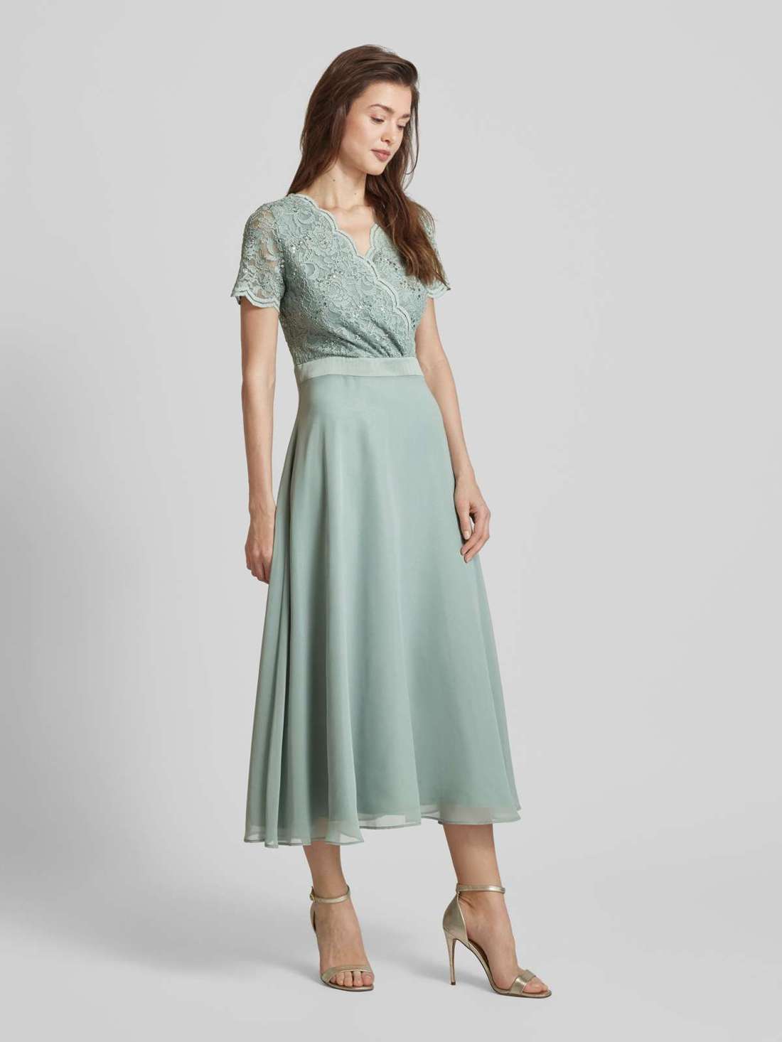 Коктейльное платье с запахом