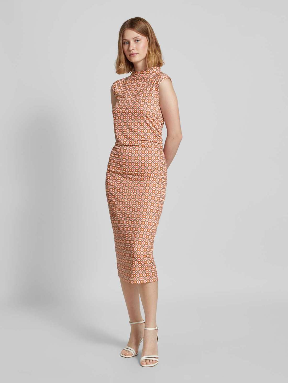 Платье-футляр с воротником стойкой