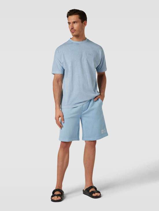 Толстовки стандартного кроя с пришитыми лейблами