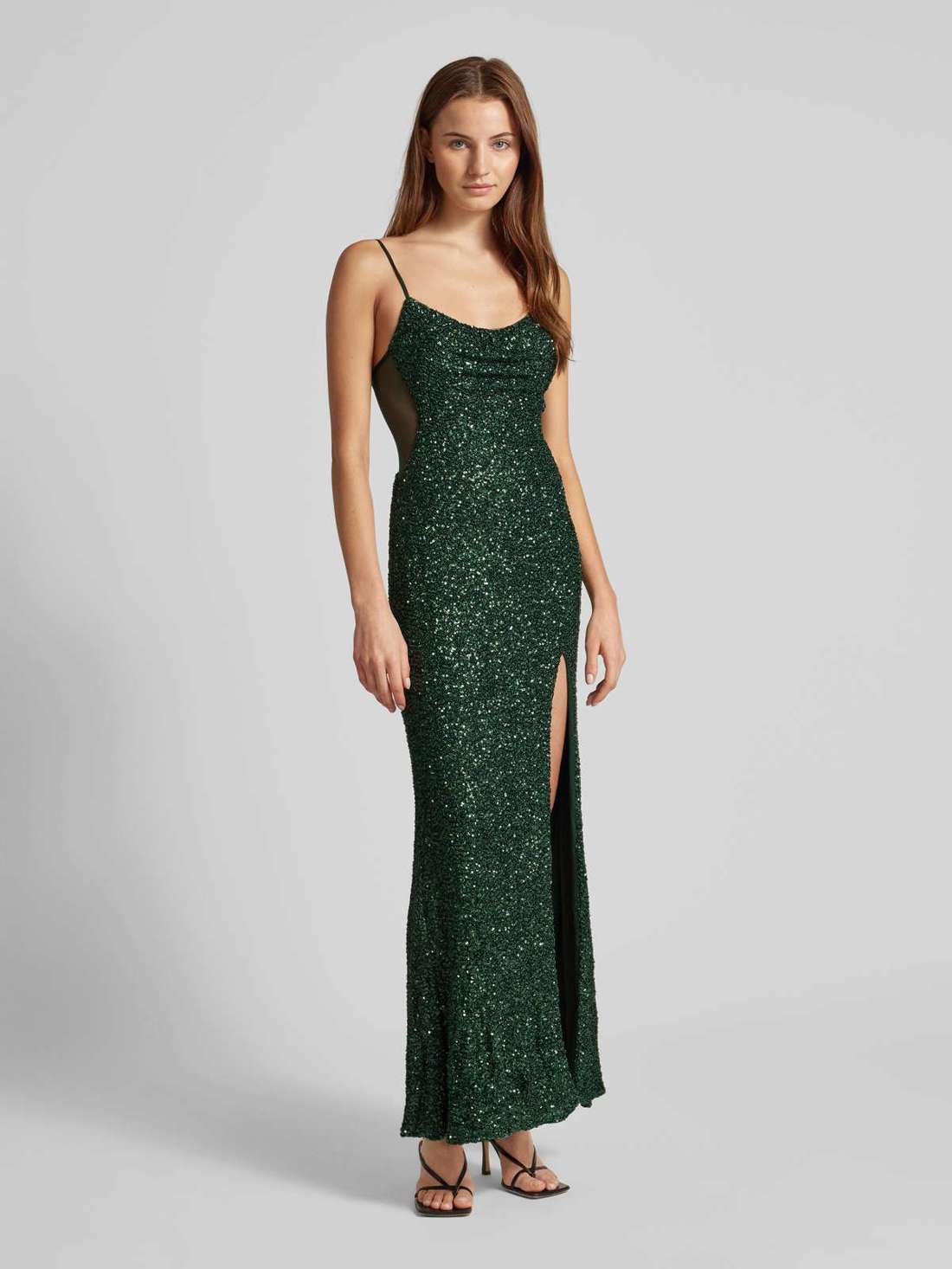 Вечернее платье с отделкой пайетками