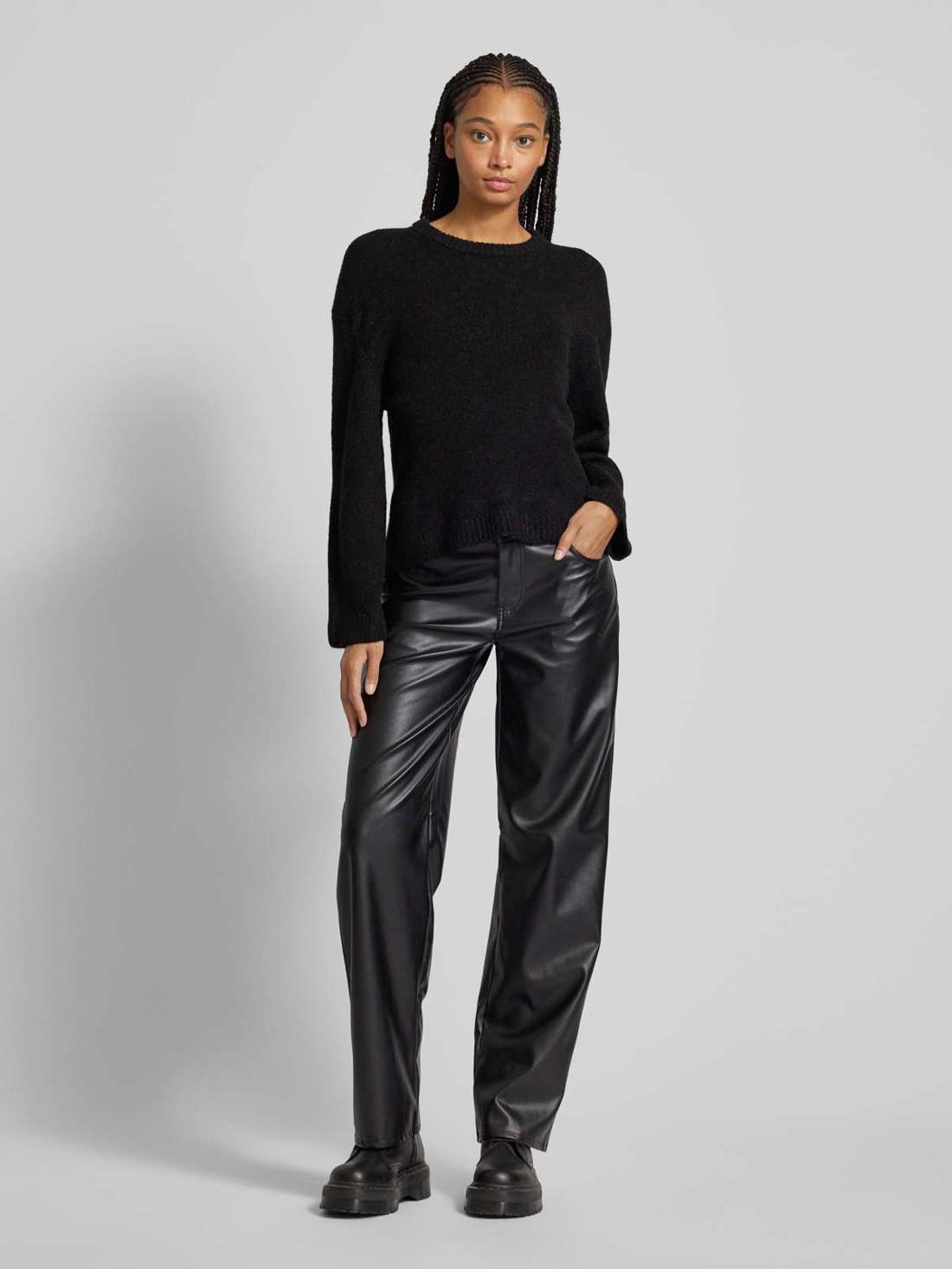 Вязаный свитер с круглым вырезом