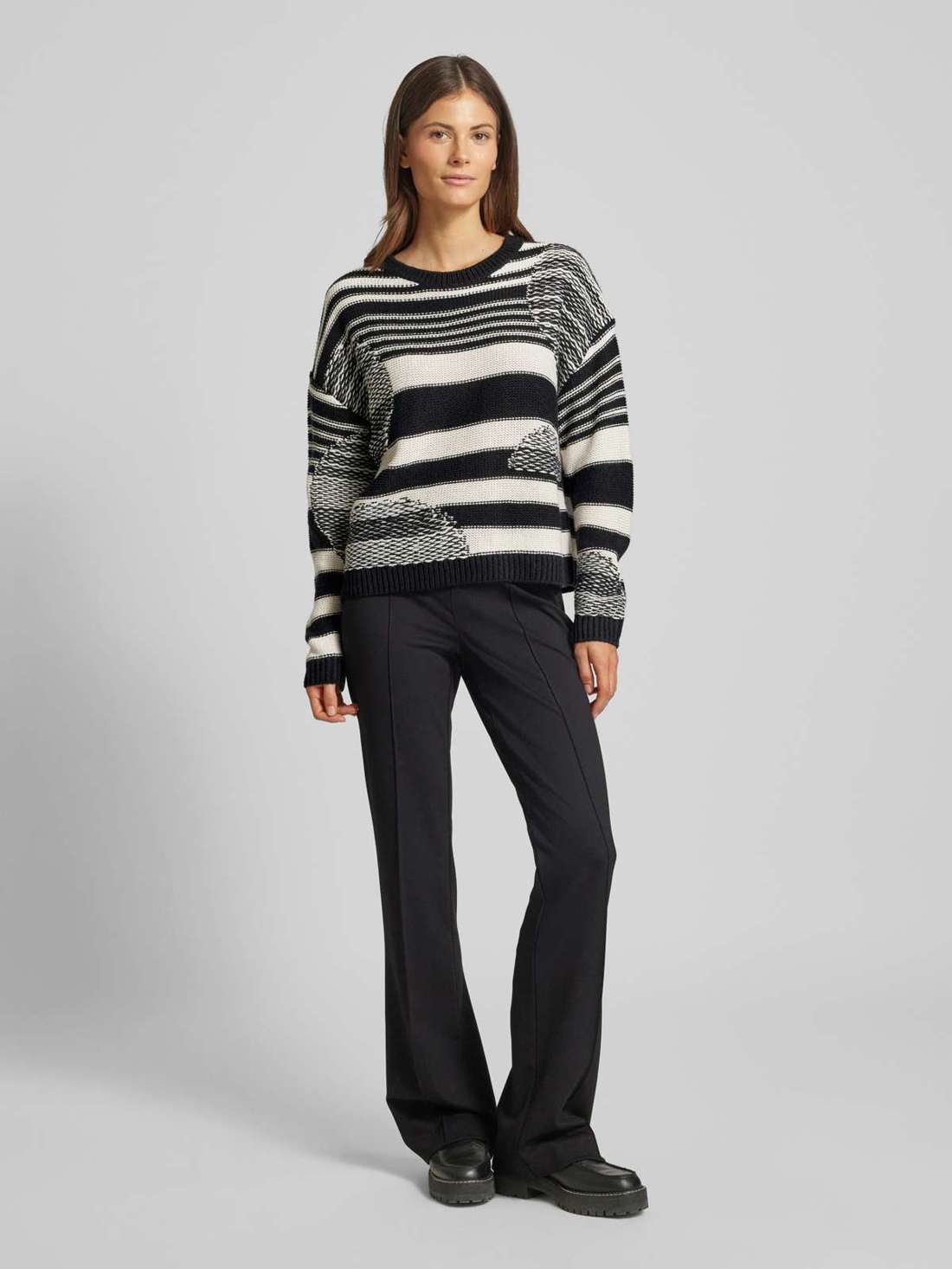 Вязаный свитер с круглым вырезом