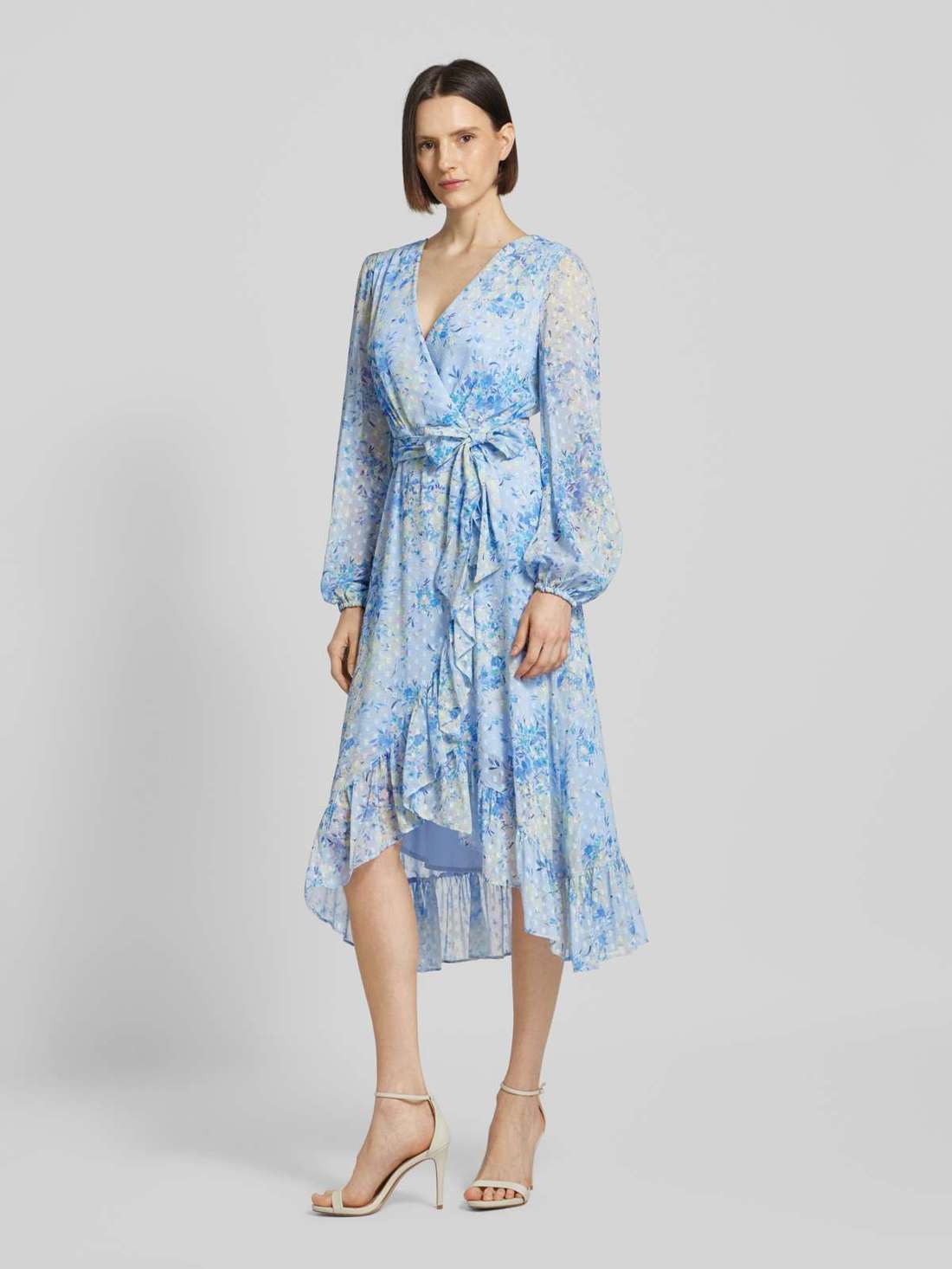 коктейльное платье с V-образным вырезом