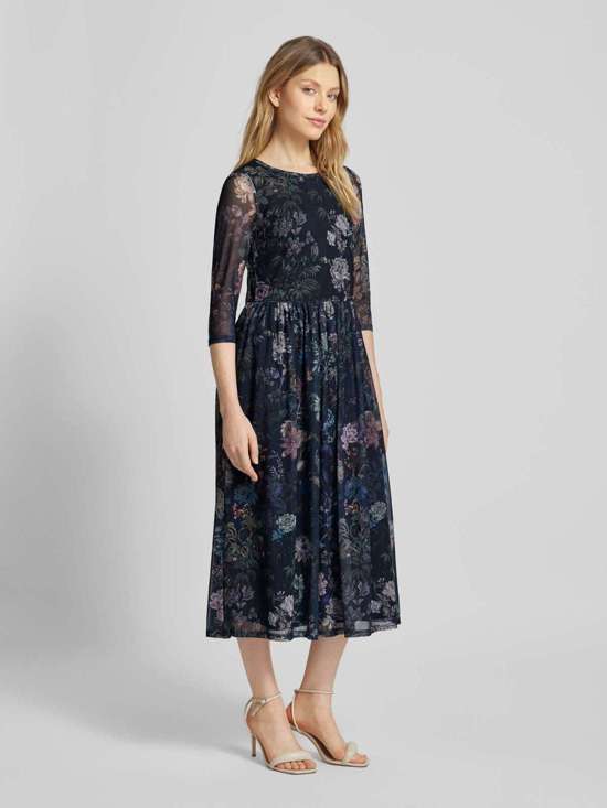 Платье миди с круглым вырезом