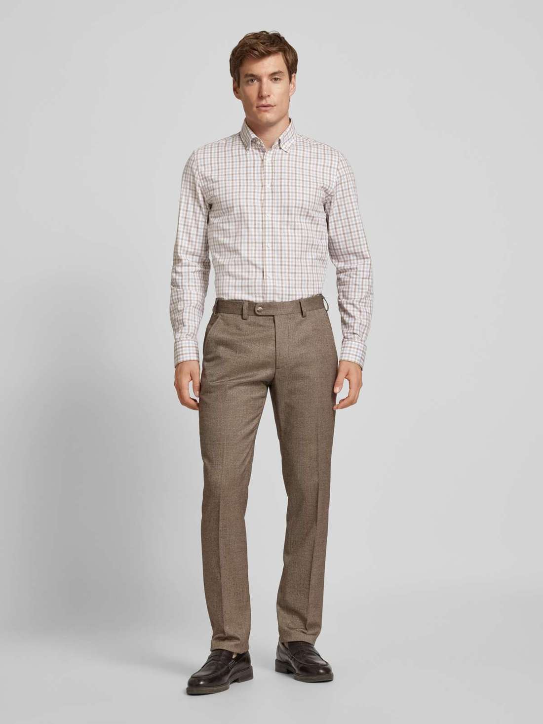 Деловая рубашка приталенного кроя с воротником на пуговицах