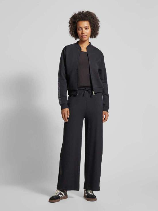 Спортивные брюки с эластичным поясом и этикеткой