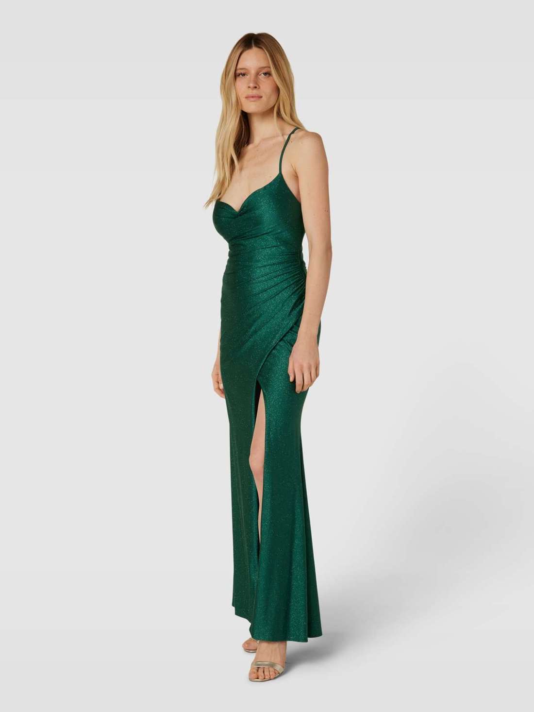 Вечернее платье с рюшами