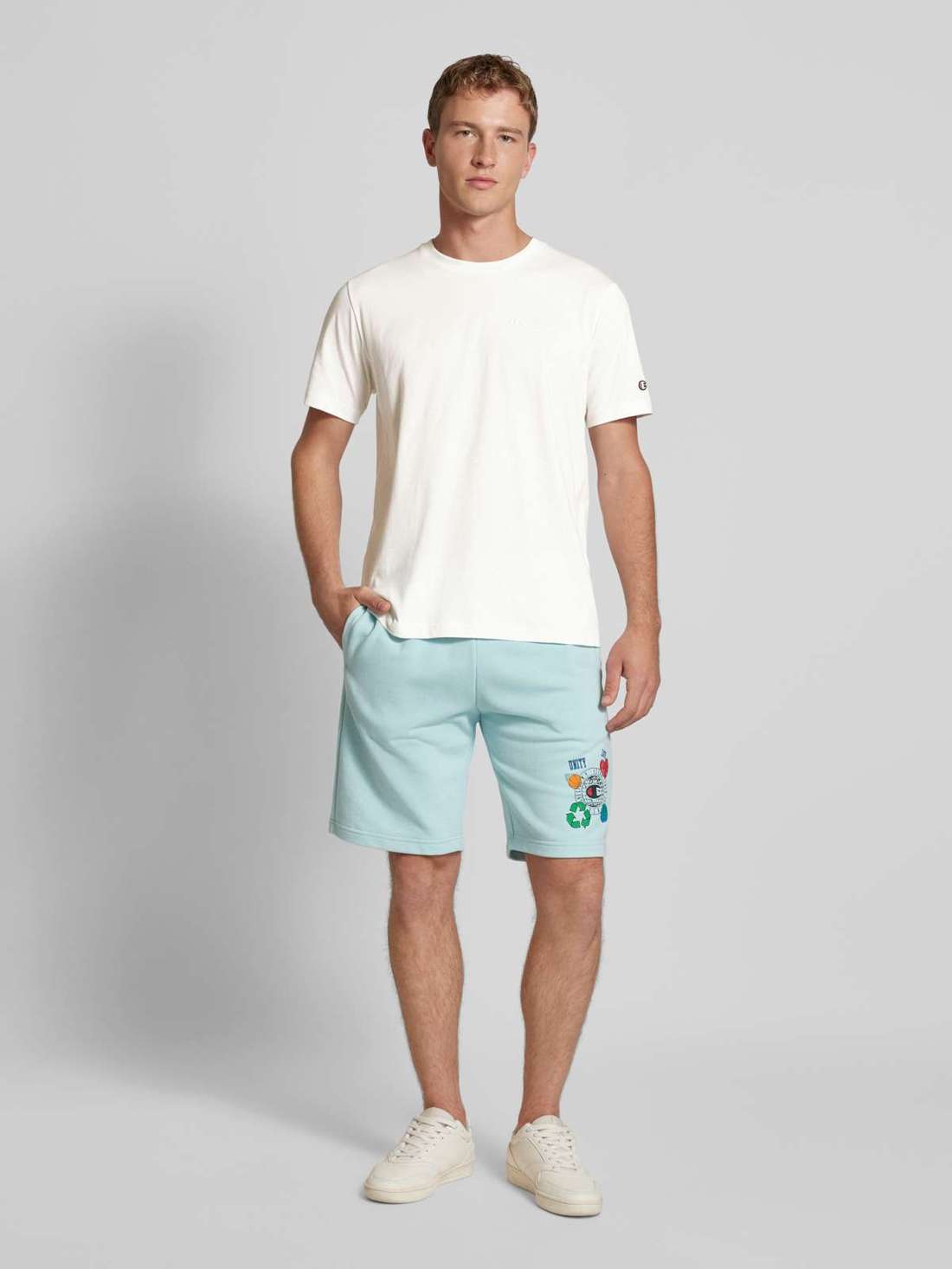 Футболка с вышивкой логотипа