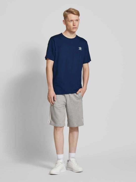 Футболка с вышивкой логотипа