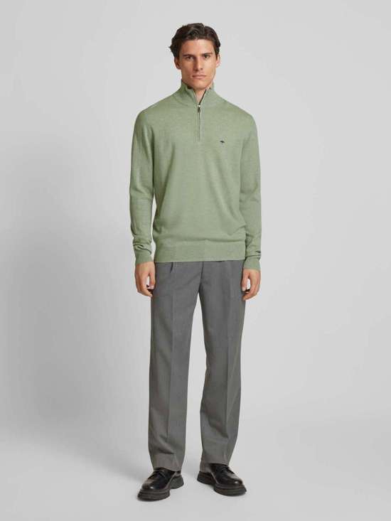 Вязаный свитер с воротником Тройер