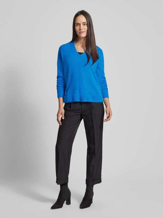 Вязаный свитер с закругленным V-образным вырезом