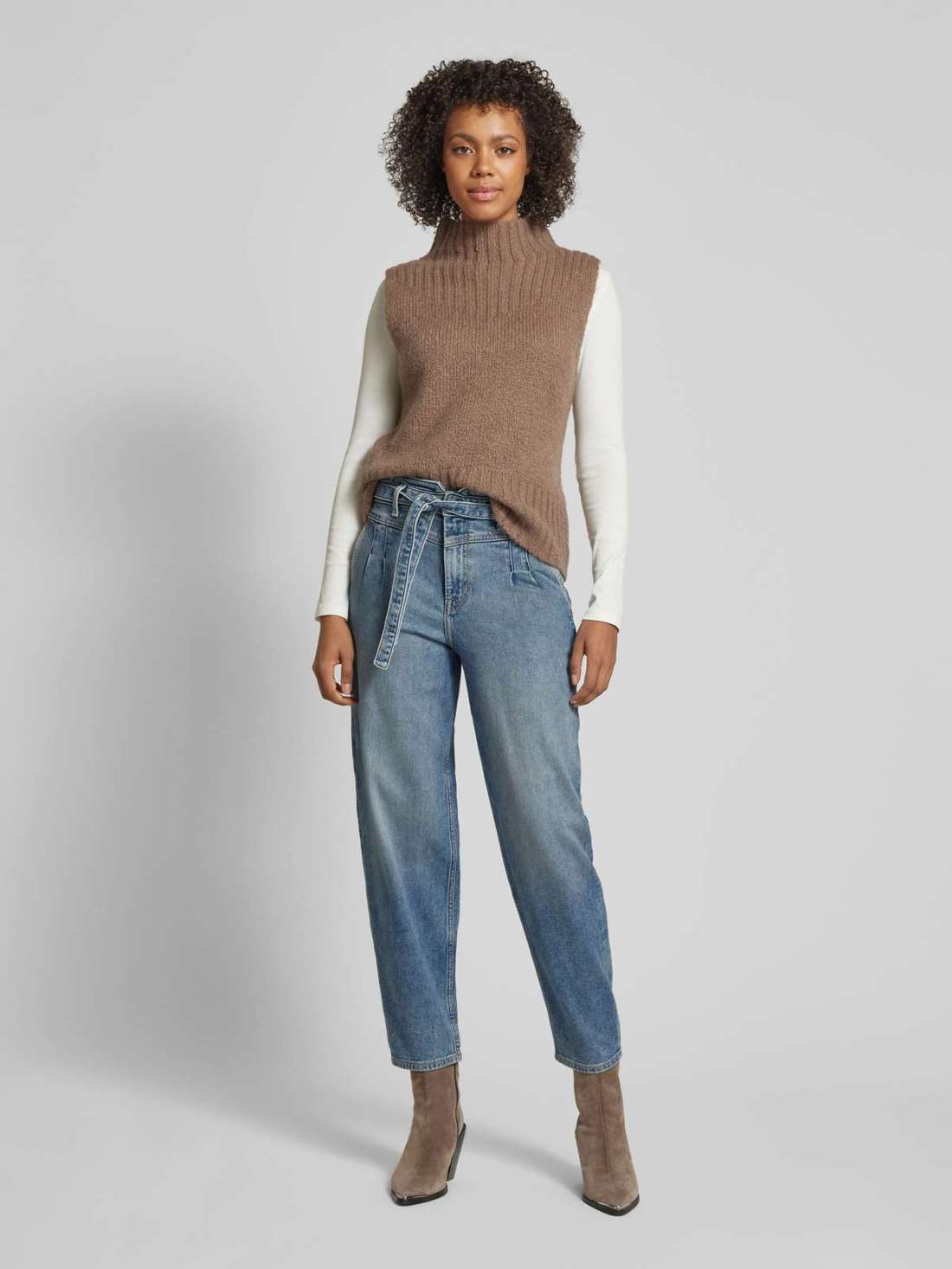 Джинсы зауженного кроя с завязывающимся ремнем