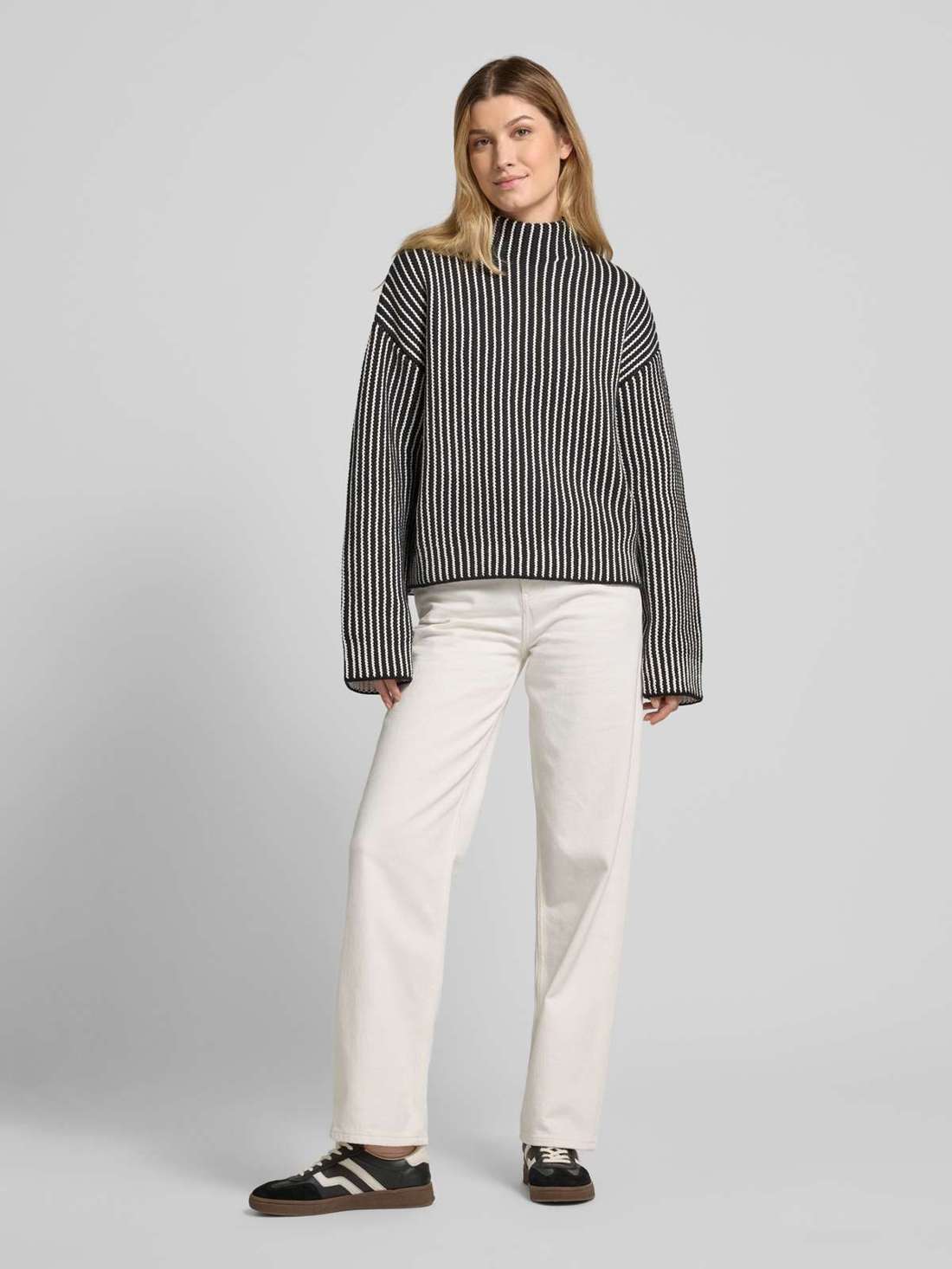 Вязаный свитер оверсайз с рукавами-кимоно