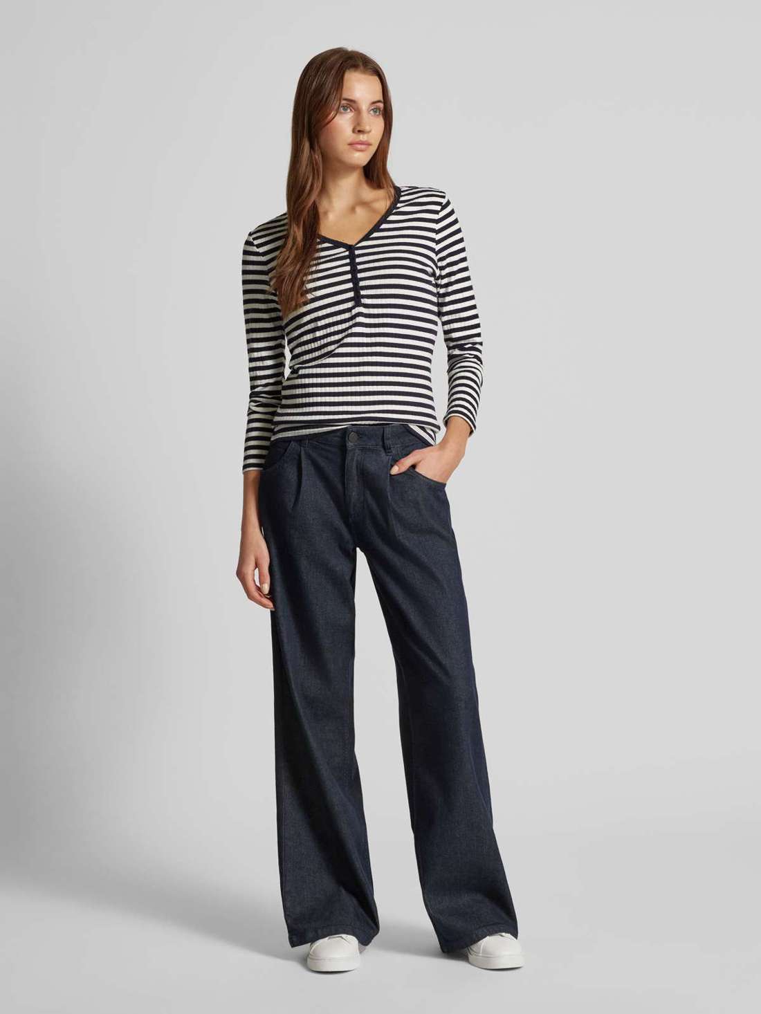 Лонгслив с V-образным вырезом