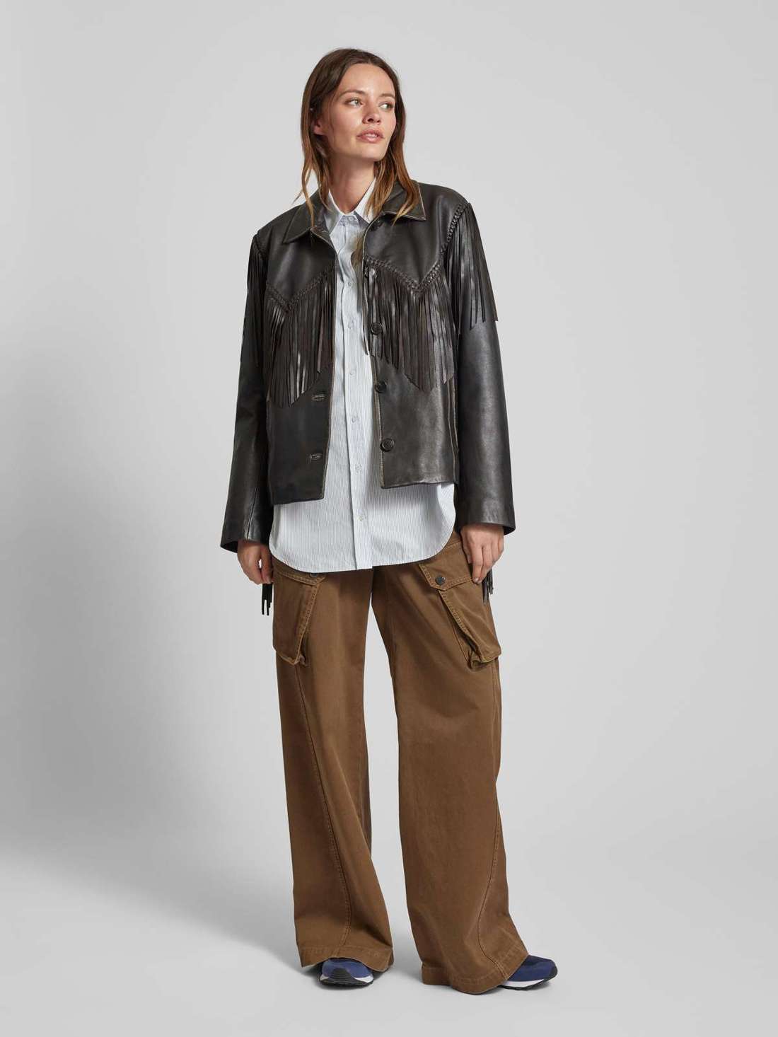 Широкие брюки с накладными карманами