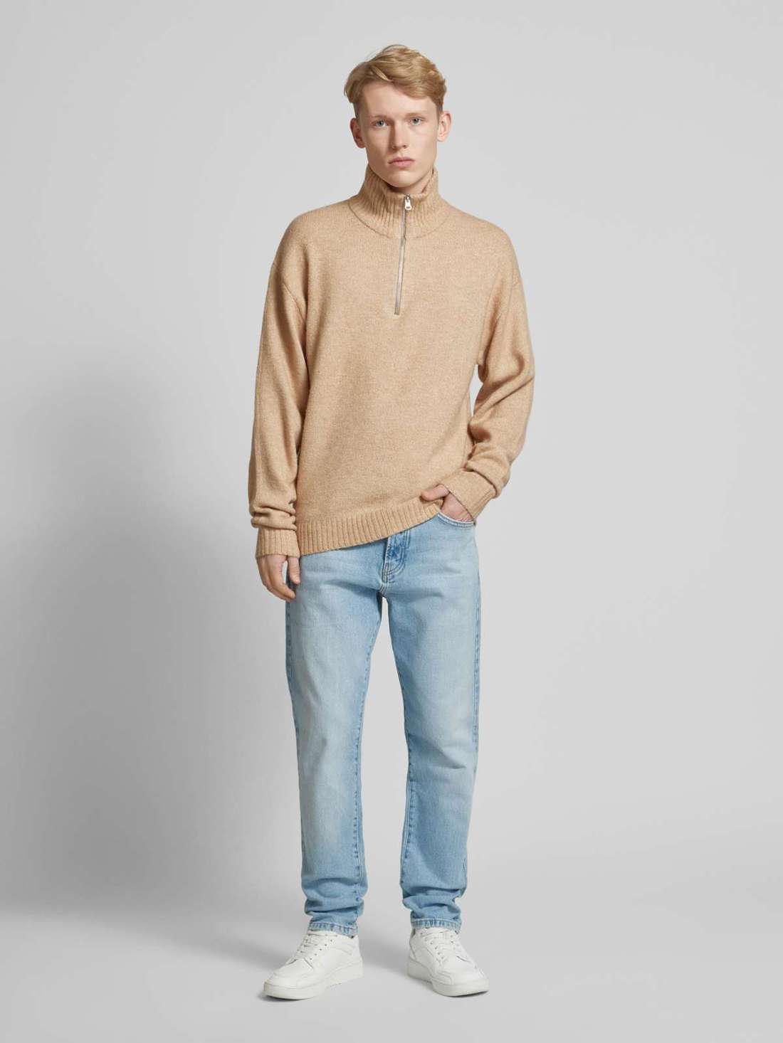 Джинсы зауженного кроя с пятью карманами YOKE