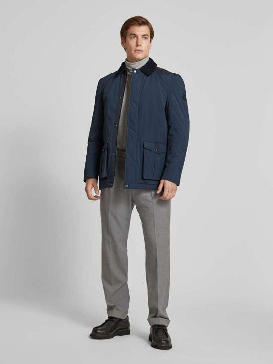 Куртка с карманами с клапанами