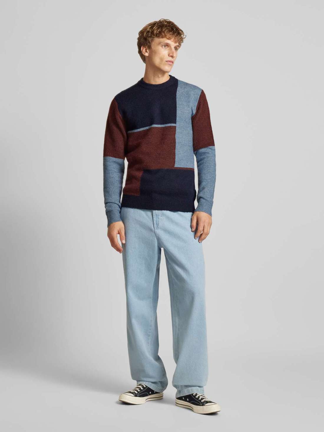 Вязаный свитер с ребристыми манжетами