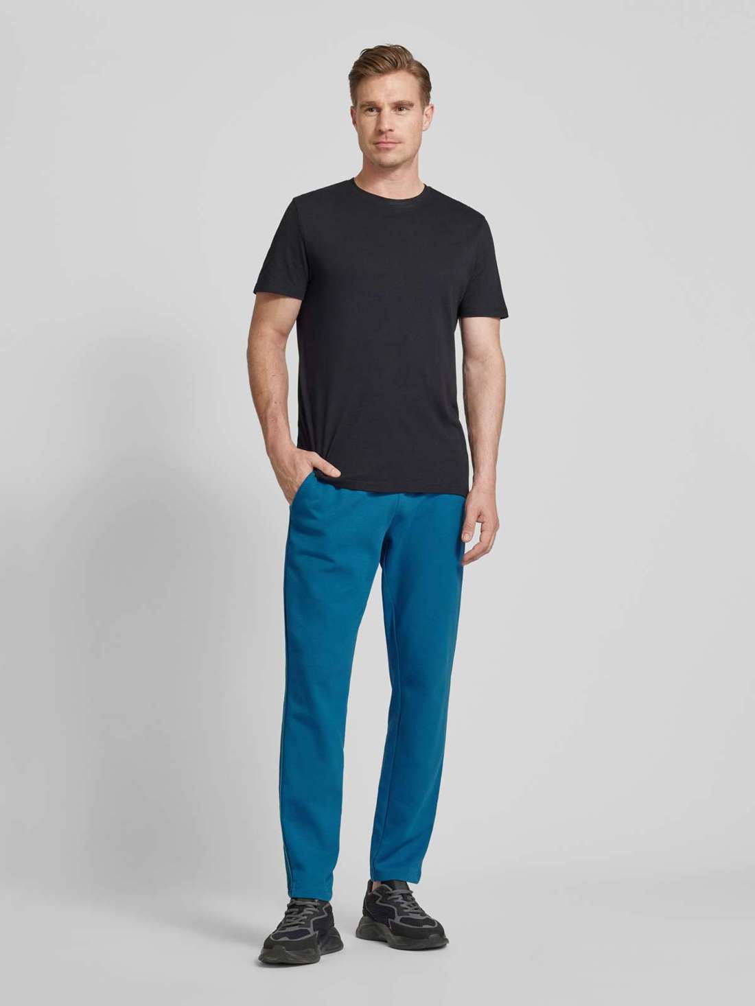 Спортивные брюки стандартного кроя с кулиской