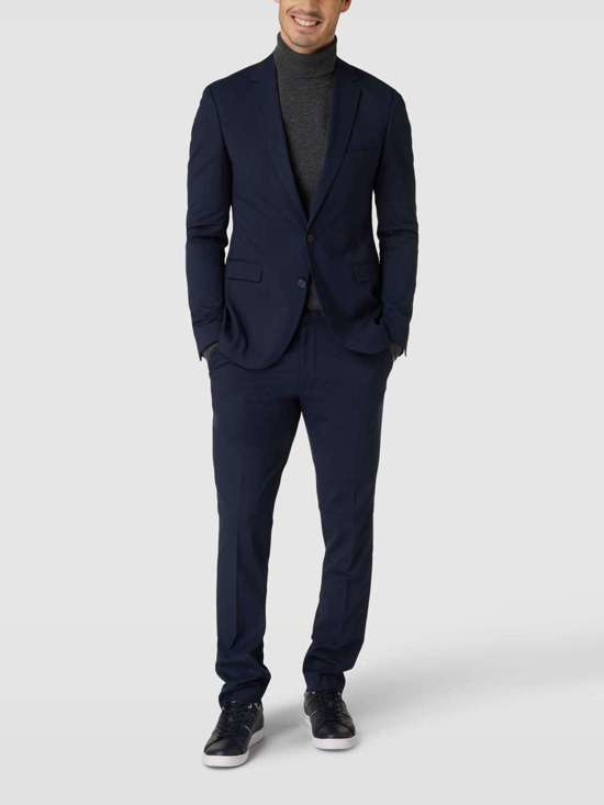 Куртка на двух пуговицах с нагрудными прорезными карманами