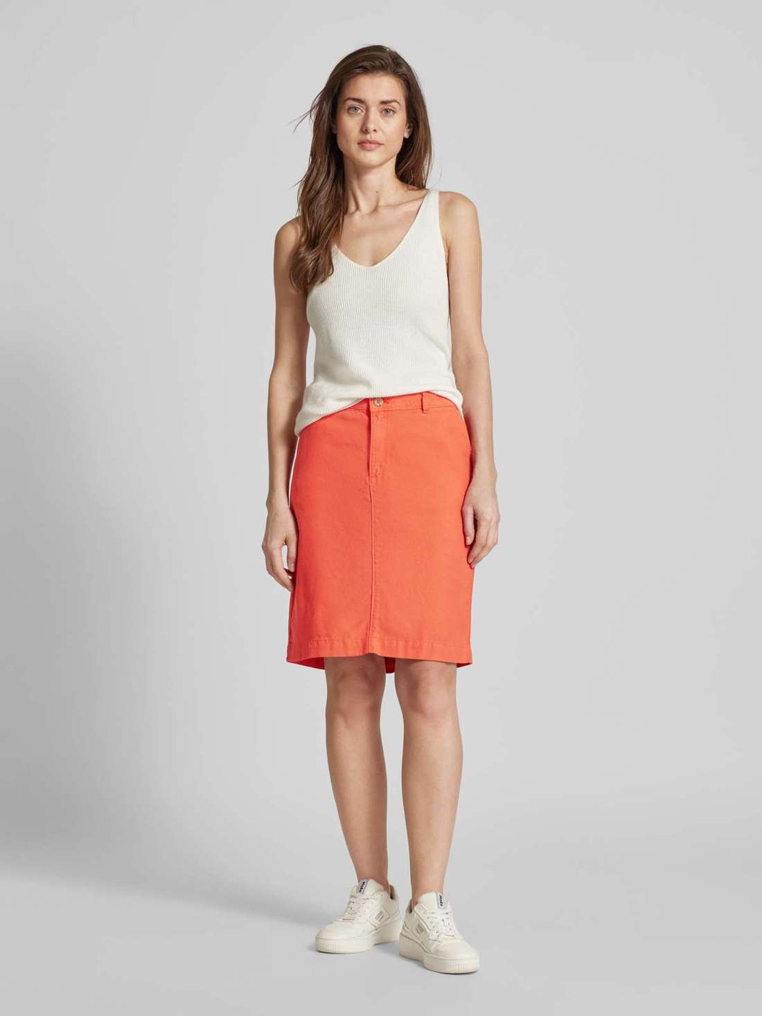 Юбка длиной до колена с разрезом