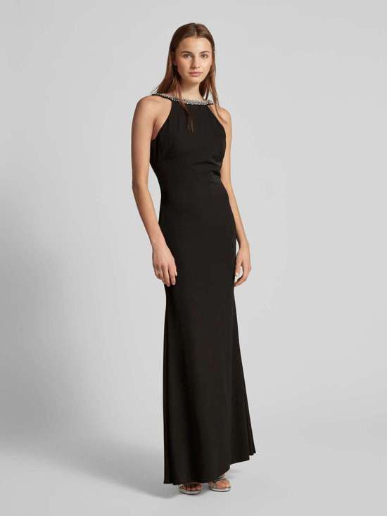 Вечернее платье с отделкой декоративным камнем