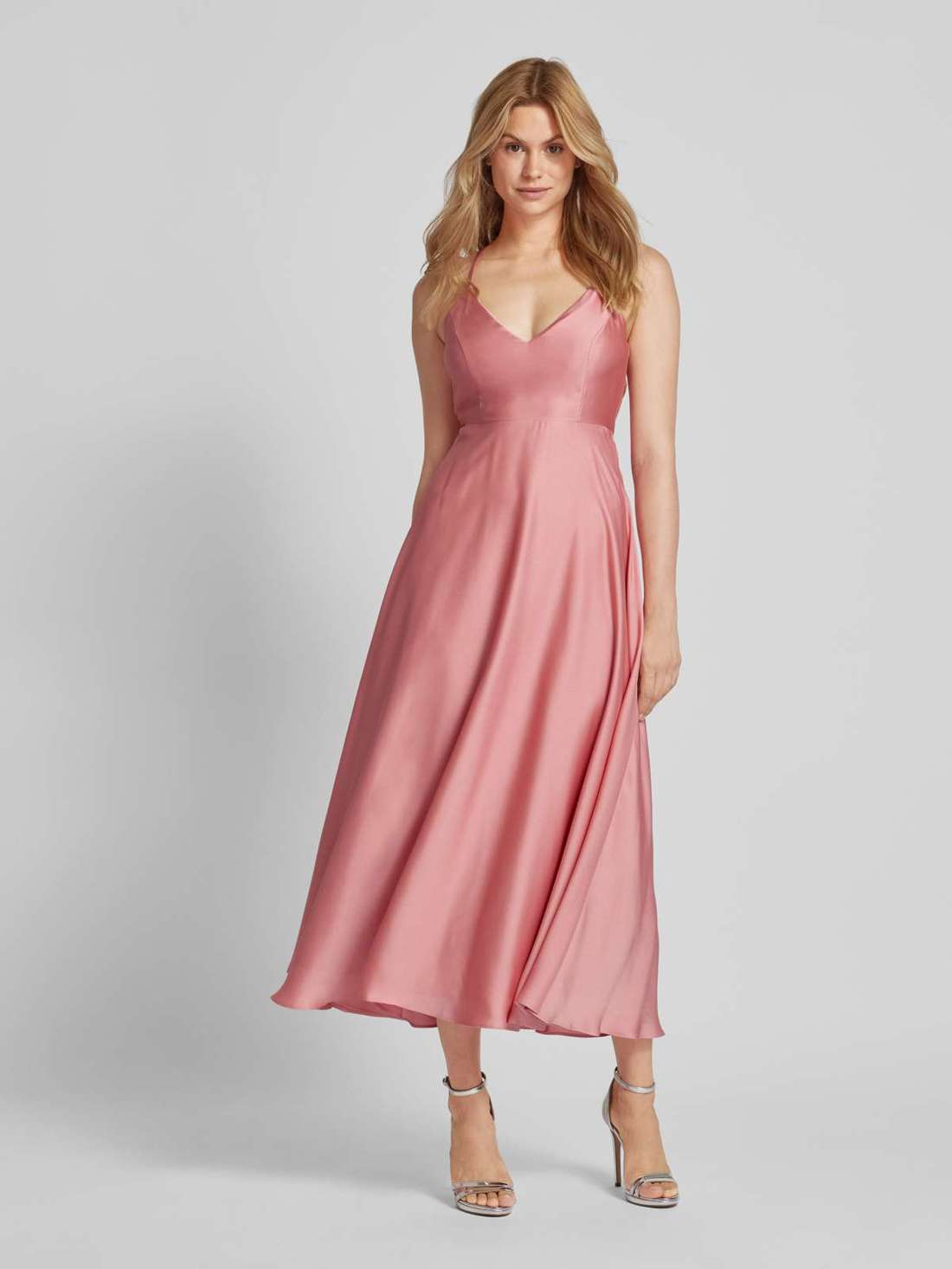 Коктейльное платье длиной до колена с V-образным вырезом