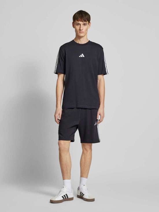 Футболка с вышивкой логотипа