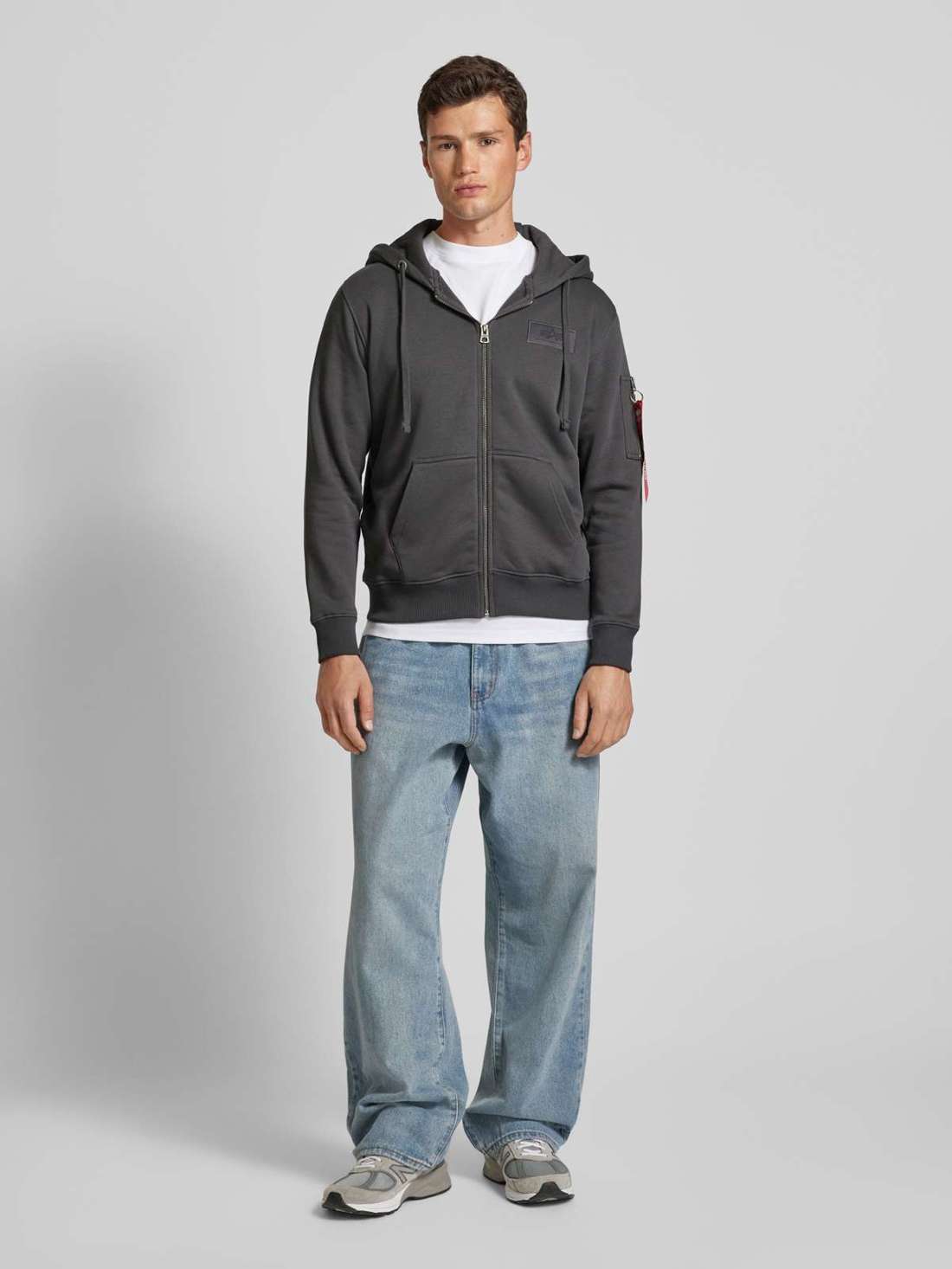 Толстовка с этикеткой