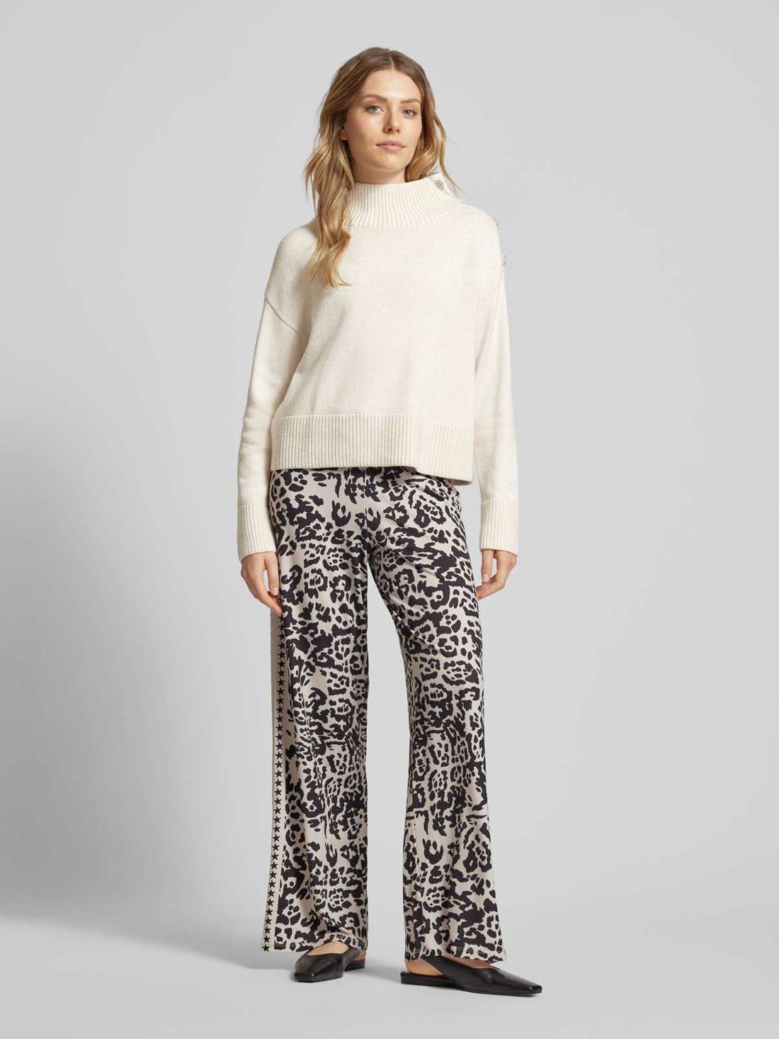 Вязаный свитер с высоким воротником