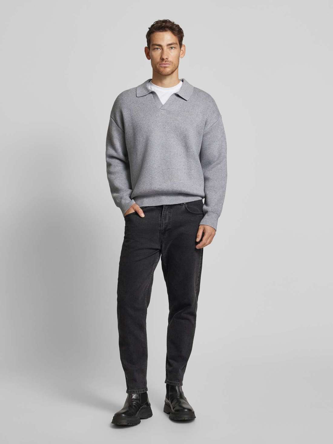 Вязаный свитер со спущенными плечами