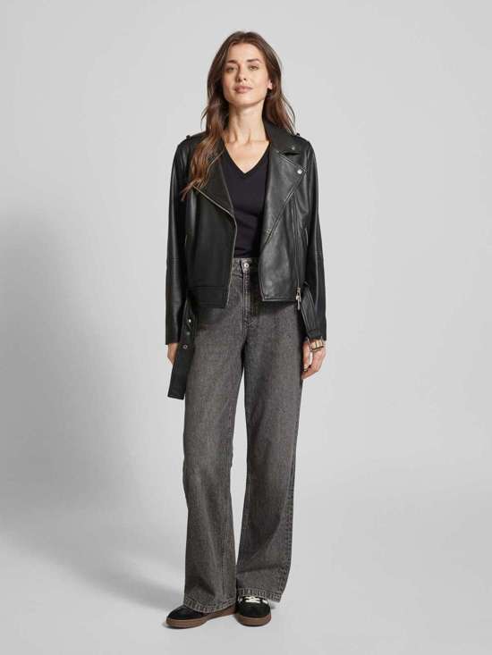 футболка с V-образным вырезом