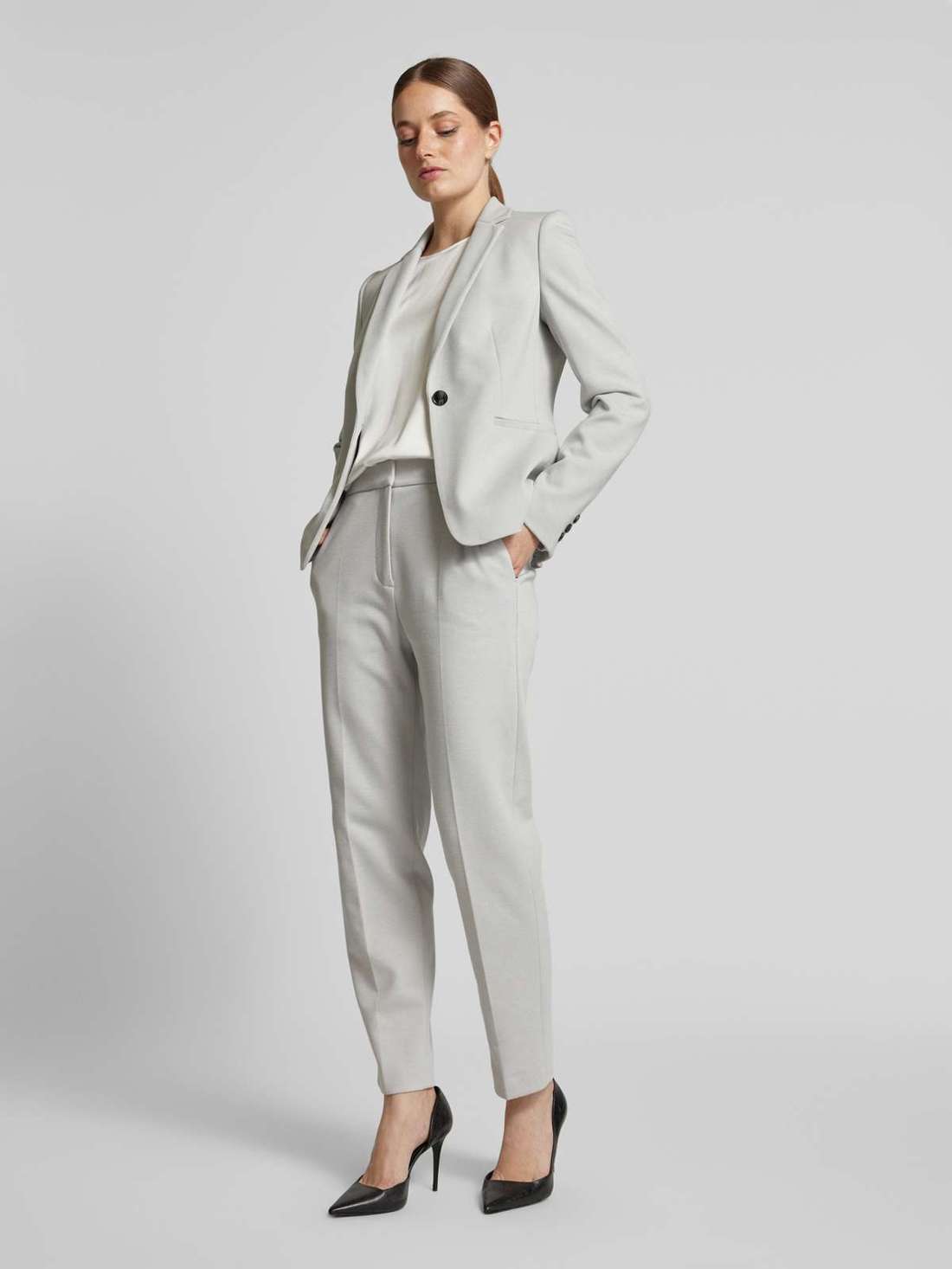 Брюки из ткани обычного кроя с заглаженными складками