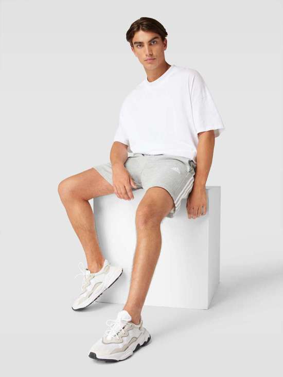 Спортивные шорты с отстрочкой-лейблом