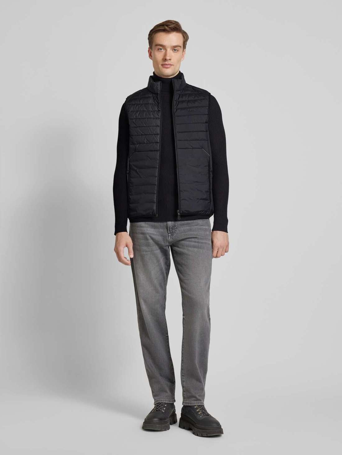 Стеганый жилет с воротником стойкой