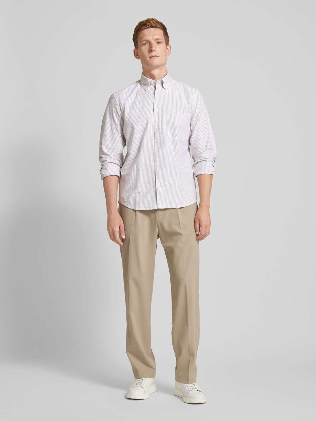 Повседневная рубашка приталенного кроя с воротником на пуговицах