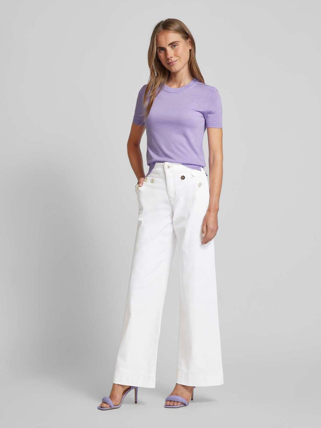 Широкие джинсы с декоративными пуговицами