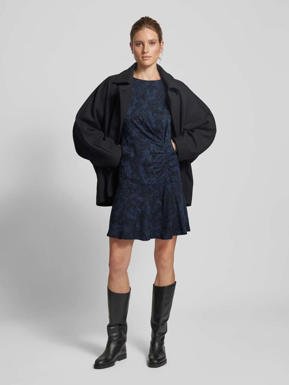 Платье длиной до колена с рюшами